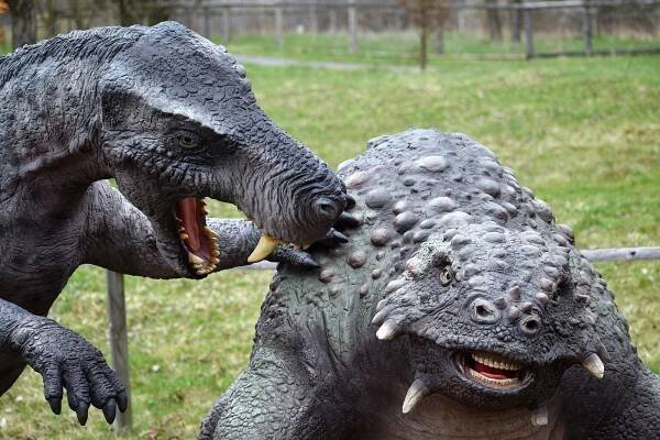 VIDEO: Tyrannosauři v akci. DinoPark u Ostravy opět otevřel své brány