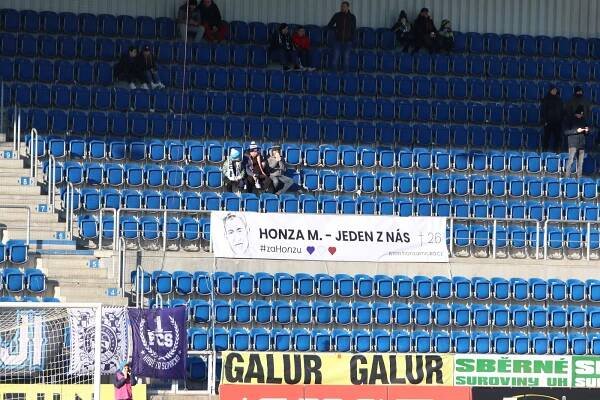 Šlágr objektivem Jana Zahnaše: klid na hřišti, hlučný trenér Slavie v hledišti