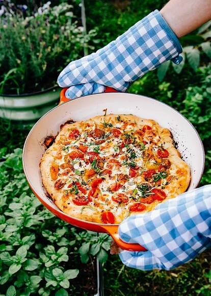 Heirloom Tomato Pizza | Well and Full | #summer #recipe #vegetarian
