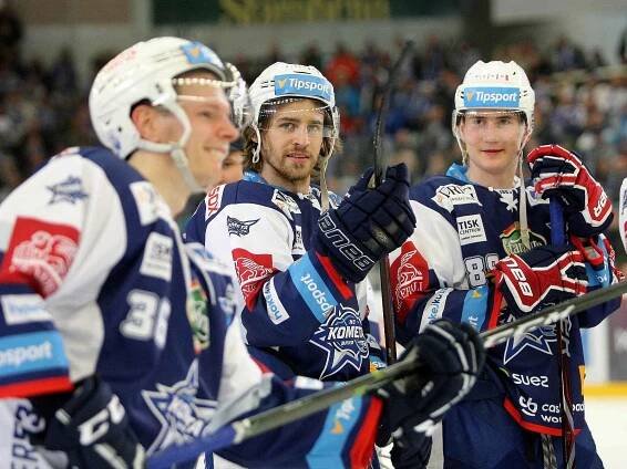 Hokejisté brněnské Komety porazili i ve čtvrtém utkání čtvrtfinálové série play-off extraligy Vítkovice, tentokrát 3:1.  Na snímku Krečík, Mallet a Nečas.