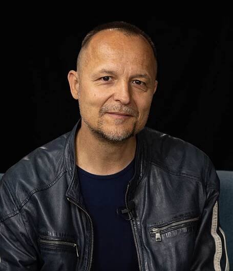 Moderátor a herec Petr Rajchert – dnes Hradil, se oženil a má v rodných jižních Čechách velké plány! - ARTSTAR V.I.P.