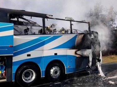 Na dálnici u Olomouce shořel autobus. Hokejisté cestující na zápas z vozu včas unikli