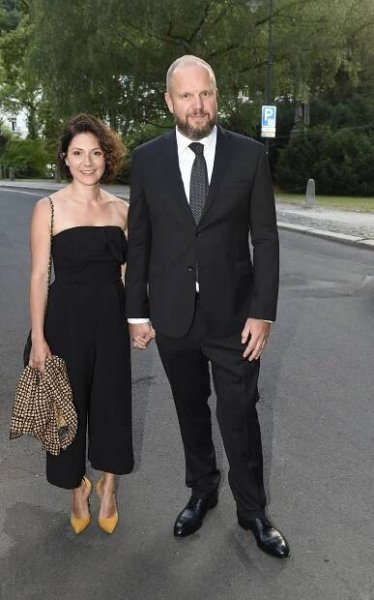 Ve Varech byla za kočku: Martha Issová je pár měsíců po porodu druhé dcery štíhlá jako proutek