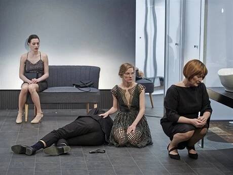 Na dámských toaletách. Zleva: Johana Matoušková, Barbora Bočková, Magdalena...