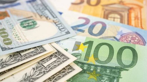 Koruna mírně posílila ve čtvrtek vůči euru a dolaru