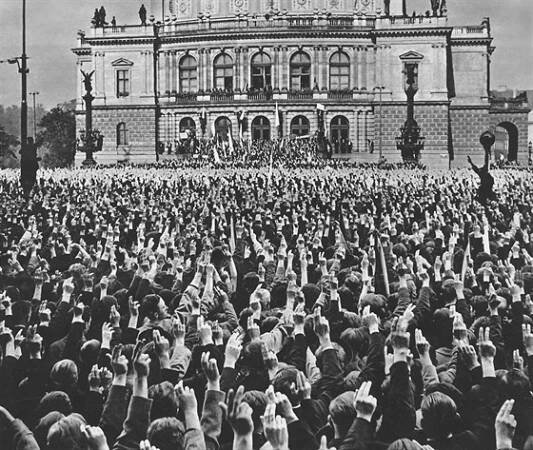 Československá veřejnost demonstruje v září 1938 odhodlání k obraně vlasti.