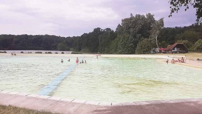 Koupaliště v Oseku funguje, voda je čistá. Na snímku situace ve čtvrtek 26. června.