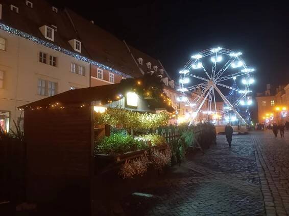 V Chebu mají adventní město. Největší trhy v kraji lákají na trdlo i kluziště
