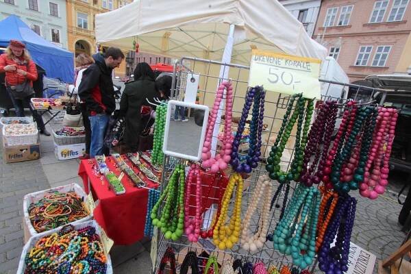 Tradiční zboží i trampolíny. V centru Českých Budějovic začaly druhé jarní trhy