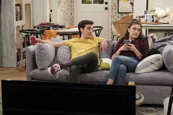 Call Your Mother - New Car, New Job, New Jean - Z filmu - Joey Bragg, Rachel Sennott
