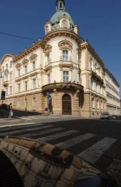 Praha 3 bude platit: Pokuta od ÚOHS kvůli nákupu služeb ostrahy bez výběrového řízení!
