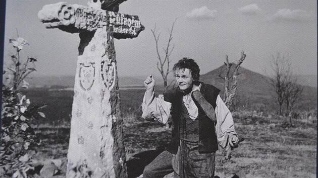 Zpívající švec se sklony k zahálce byl první a nejznámější filmovou rolí Bohuslava Čápa. V té době ale hrál divadlo na Moravě, a tak si na další příležitost před kamerou musel počkat několik let.