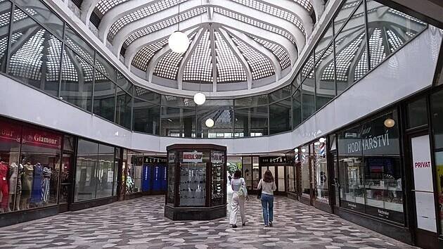 Lucerna láká na obráceného koně, v Alfě se chodívalo na širokoúhlé filmy. To jsou pražské pasáže - Metro.cz