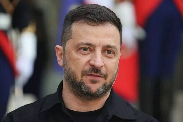 Volodymyr Zelensky arrives in Paris for talks with European leaders