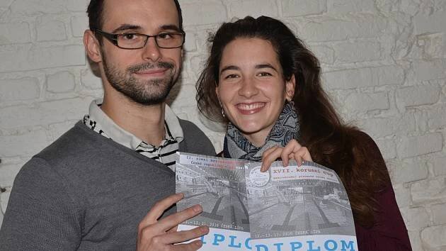 Eliška Lüftnerová krásně zpívá a dobře plave