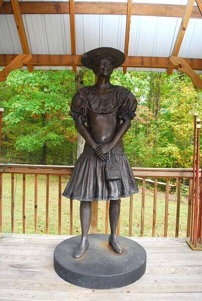 Minnie Pearl Statue