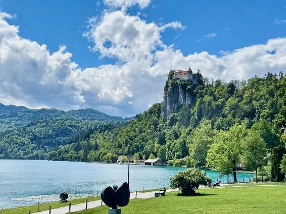 Užijte si dovolenou v kempu, jen pár metrů od tyrkysové řeky v nádherném lesoparku - All4Camper