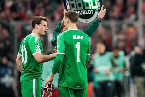 Je tohle Liga mistrů? Neuer se zranil při oslavě gólu, do branky musel debutující mladík