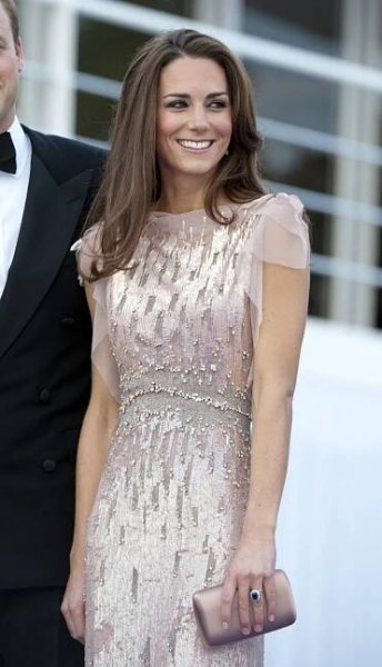 Na Ark Gala 2011 se Kate Middleton oblékla do éterické flitrované róby od Jenny Peckham.