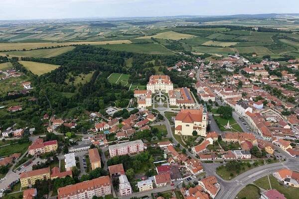 Paraglidista Petr Buchta z Adamova na Blanensku tentokrát vyměnil krásy Moravského krasu z ptačí perspektivy za kraj vinic, řeky Dyje a jezer pod Pálavou. Poznáte, nad kterými místy na Břeclavsku a v Rakousku létal?