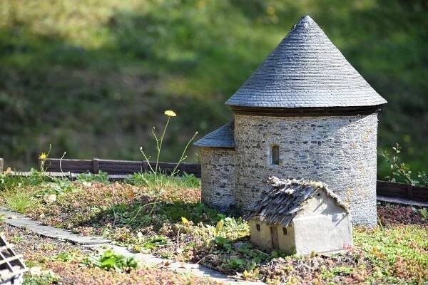 Hluboká, Karlštejn i Loket. V Parku Bohemium jsou k vidění miniatury památek
