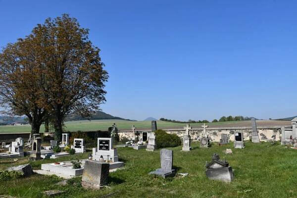 Dlažkovice | Detail hřbitova | Databáze historických hřbitovů