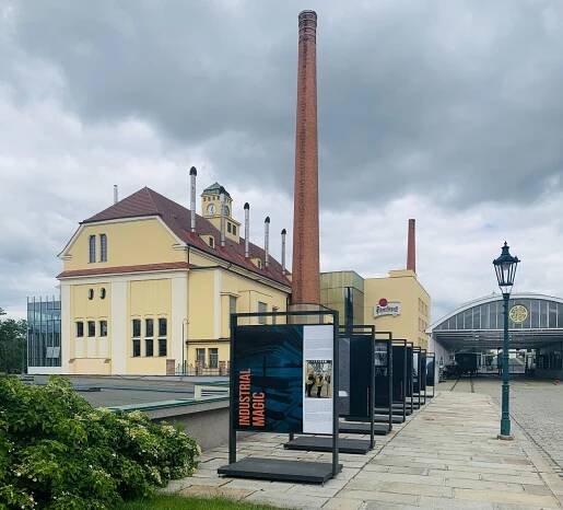 Výstava Industrial Magic na nádvoří Plzeňského Prazdroje
