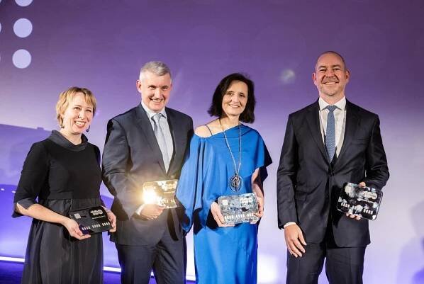 Čtveřice oceněných Tereza Bůžková (The Kellner Family Foundation), Ladislav Kříž (ČEZ), Petra Kutnarová (DEK) a Pavel Horský (EPH).