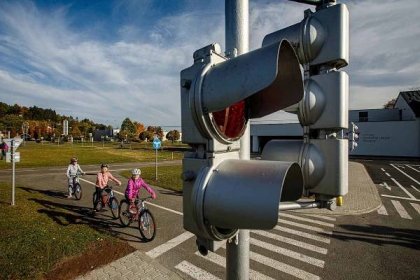 Slušné podzimní počasí je vhodnou dobou k tréninku budoucích účastníku silničního provozu na dětském dopravním hřiště v Bělovsi.