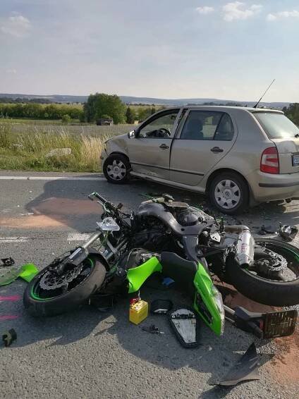 Víkendová tragická nehoda na Chrudimsku. Motorka se srazila s autem, motorkář nepřežil