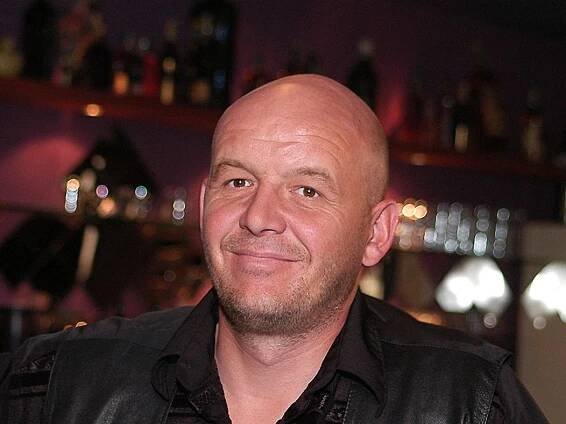 Seriál Ulice: Pavel Nečas jako barman Vráťa Kovář