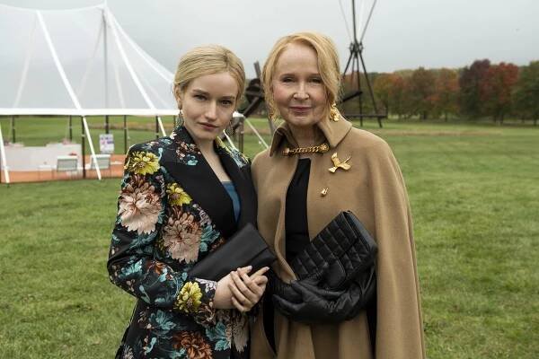 Julia Garner, Kate Burton - Neskutečná Anna - Dvě mouchy jednou kreditkou - Z natáčení