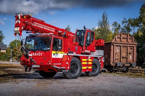 Firma Kobit dodala hasičům Správy železnic další jeřáby Liebherr, umí krabí chod | POŽÁRY.cz - ohnisko žhavých zpráv | hasiči
