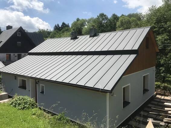 Rekonstrukce střechy, falcovaná krytina PREFA, RD Bernartice