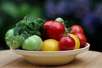 Zelená rajčata zčervenají i doma na misce