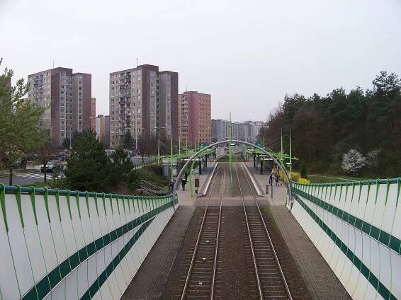 Soubor:Tramvajová zastávka Poliklinika Barrandov.jpg