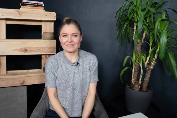 Herečka Zuzana Zlatohlávková během natáčení talkshow Na kafeečko.