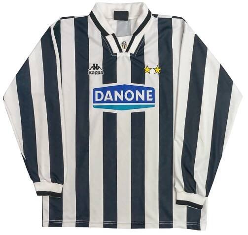 Kappa-Juventus-Striped-Longsleeve-Jersey. Pánský černo bílý pruhovaný fotbalový vintage dres značky Kappa s krátkým rukávem a potiskem italského fotbalového týmu Juventus FC z roku 1994-1995.
