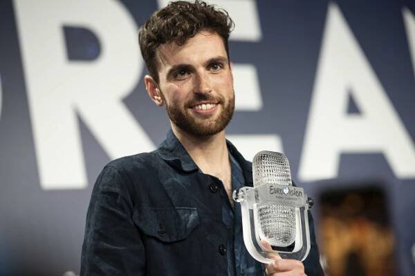 Soubor:Duncan Laurence with the 2019 Eurovision Trophy.jpg – Wikipedie