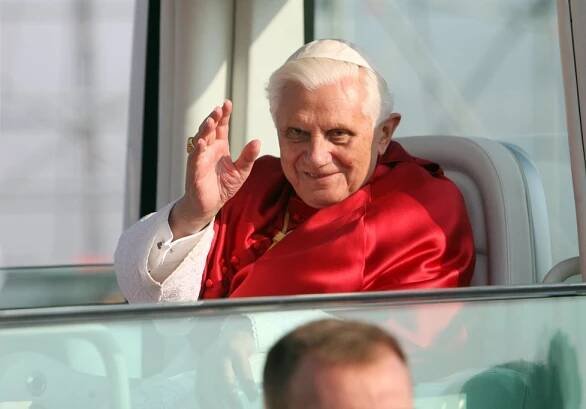 Papež Benedikt XVI. prý odstupuje kvůli homosexuálním vztahům!
