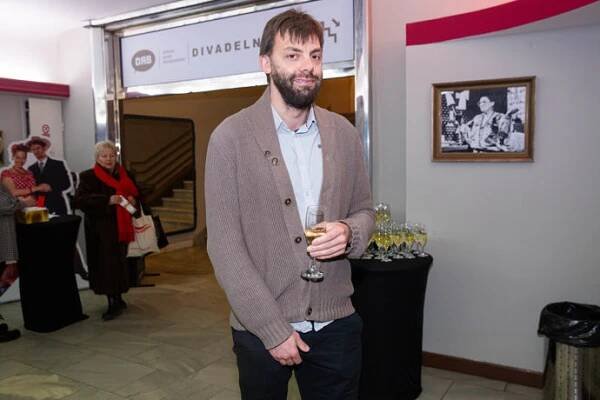 FOTO: Cyril Navrátil se přišel podívat na novou hru své maminky. – stránka 8