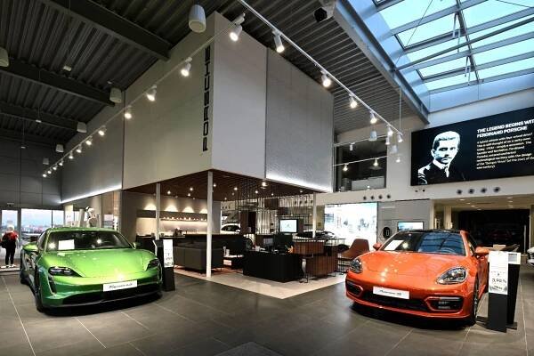 Vždy ve správném světle. Různé provozy nového showroomu Porsche si vyžádaly specifický návrh osvětlení