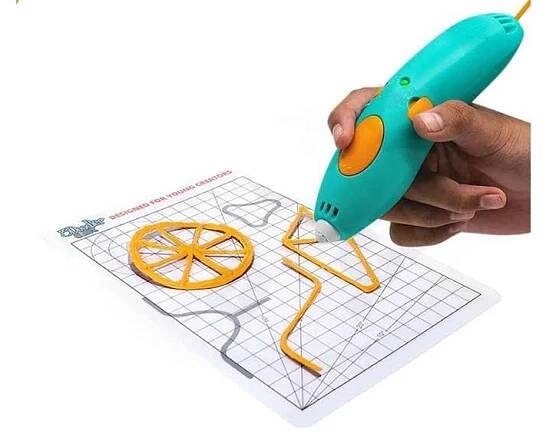Ruka držící 3D pero 3Doodler a kreslící obrázek na podložku se šablonou_4