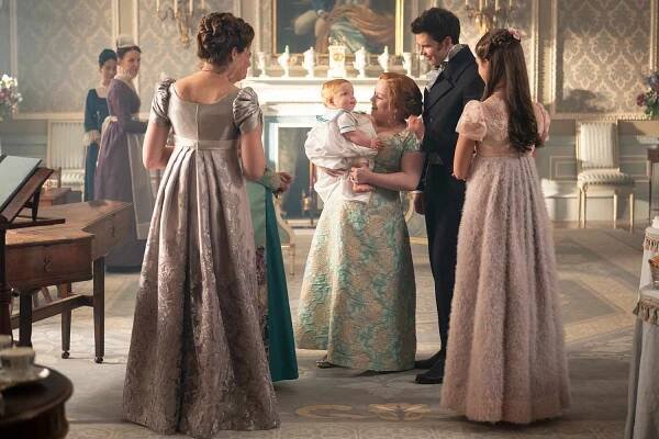 Sophie Lamont as Celia, Ruth Gemmell as Lady Violet Bridgerton, Polly Walker as Lady Featherington, Nicola Coughlan as Penelope Featherington, Luke Thompson as Benedict Bridgerton, Florence Hunt as Hyacinth Bridgerton in episode 401 of Bridgerton