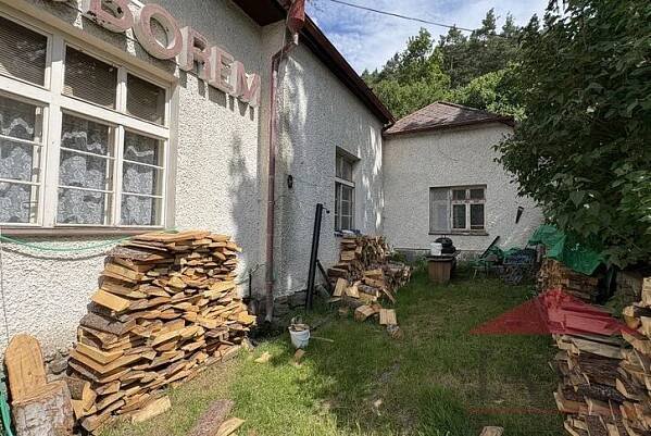 Františkova Ves u Sušice; bývalý hotel "Pod Svatoborem" s terasou a zahradou