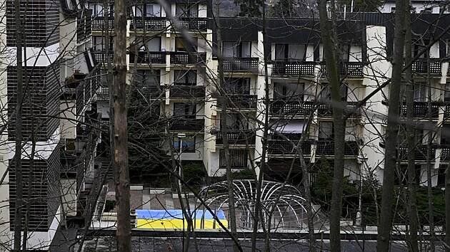 Aktivisté ze skupiny Kaputin namalovali 23. února 2024 ukrajinskou vlajku na dlažbu v blízkosti domů ve Schwaigerově ulici v Bubenči, ve kterých bydlí Rusové.