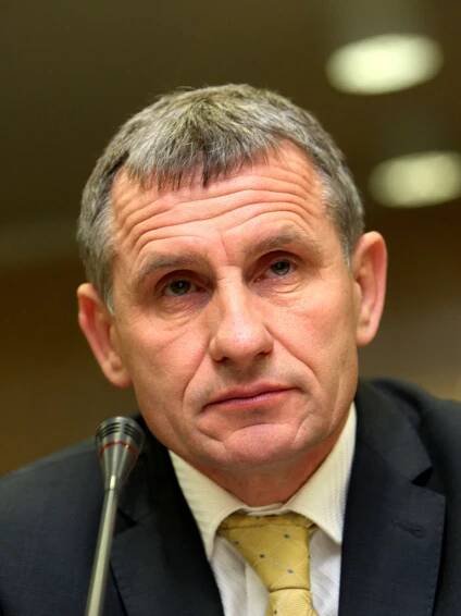 Vyostřené zasedání vedl podle tradice nejstarší zastupitel Čuba