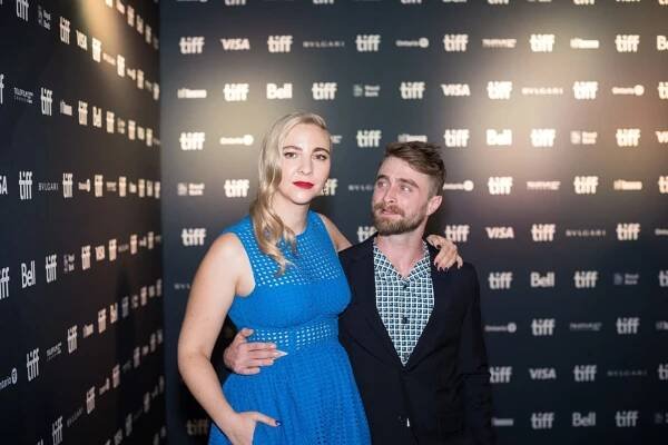 Daniel Radcliffe čeká s dlouholetou partnerkou Erin Darkeovou první dítě.