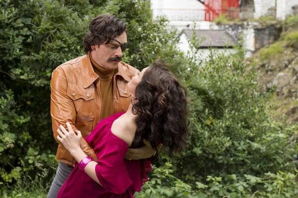 MINDHORN, FROM LEFT: JULIAN BARRATT, ESSIE DAVIS, 2016 © NETFLIX