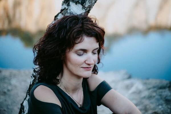 Podcast: Zakopání »snubáků« a růže za menstruaci. Jaké zvláštní rituály lidé provádějí?